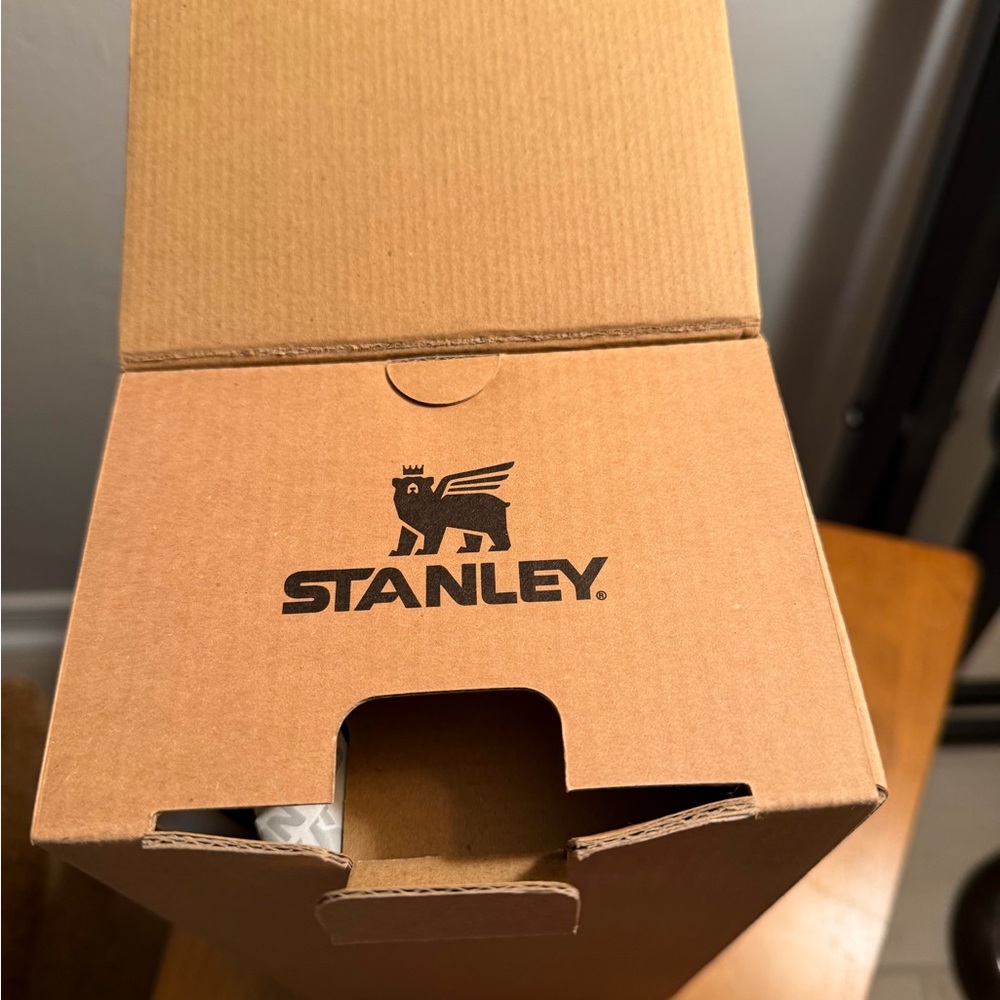 Stanley 40oz New in Box - Picture 3 of 9